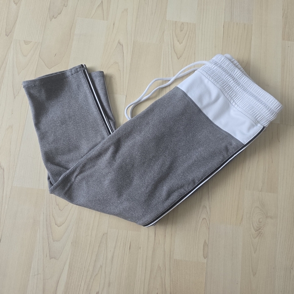 Fabletics Gray and White Capri Leggings Size Small - Picture 1 of 8